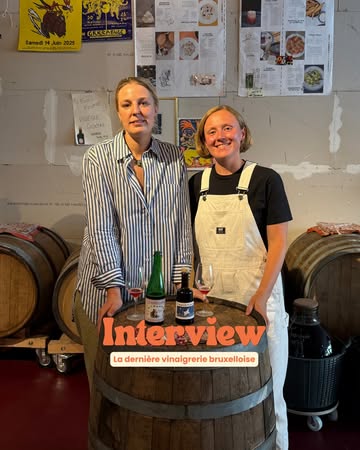 Est-ce que tu as déjà goûté du VRAI vinaigre ? 🍇

Pas celui du supermarché : Celui fait à l'ancienne, sans machine, sans électricité.

Il y a plus de 100 ans, la Belgique comptait 60 vinaigreries, dont une vingtaine juste à Bruxelles.

Elles ont toutes disparu avec l'industrialisation.

Résultat : on a perdu le savoir-faire. Et aujourd'hui, 99,99% des gens n'ont goûté que du vinaigre industriel sans le savoir.

Pour réapprendre cet artisanat, il a fallu aller le chercher là où il existe encore.

Daphné a pris la direction de Banyuls, dans le sud de la France, dans une des dernières vinaigreries qui perpétue ce savoir-faire depuis plus de 30 ans.

Parce que pour le vinaigre naturel, il n'y a pas d'école, juste des artisans qui transmettent.

🎙️ L'interview complète est dispo sur Manger Sans (filtre), le podcast qui ouvre les coulisses des acteurs du mieux manger.
🔗 Lien dans la bio pour écouter l'épisode entier sur Spotify et Apple Podcasts.

#mangersansfiltre #podcastfood #artisanat #vinaigre
