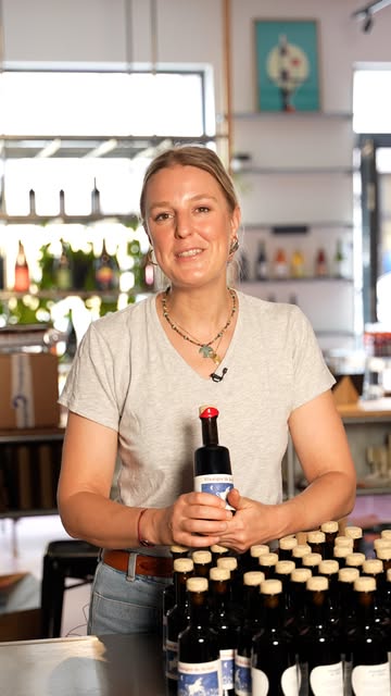 Kurate Ep.07. @vinaigrerie_sainte_odile
À Bruxelles, Daphné fait revivre le métier d’artisan vinaigrier. À partir d’alcools belges comme le lambic, la kriek ou le cidre, elle produit des vinaigres naturels, fermentés en fûts de chêne puis élevés en dames-jeanne. Une manière de remettre le vinaigre au centre, comme un produit artisanal à part entière.