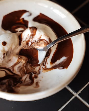 Het dessert waarvoor plots toch nog plaats blijkt te zijn. 🤭 Onze 𝗗𝗮𝗺𝗲 𝗕𝗹𝗮𝗻𝗰𝗵𝗲. 🍨

Ⓙ Op je lepel?
Huisgedraaid vanille-ijs, warme chocolade & nul spijt.

Op dinsdag 11 augustus zijn we helemaal terug, reserveer alvast je plekje ➪ Link in bio