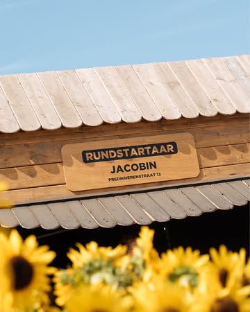 Guess where we are 🌻!! Jawel, op 𝗖𝗮𝗺𝗽𝗼 𝗦𝗼𝗹𝗮𝗿! En we komen niet met lege handen. Op het menu? Onze rundstartaar: fris, vol smaak en helemaal Jacobin.

Come, say hi & geniet mee van een weekend vol zon, muziek en lekker eten.

Campo Solar