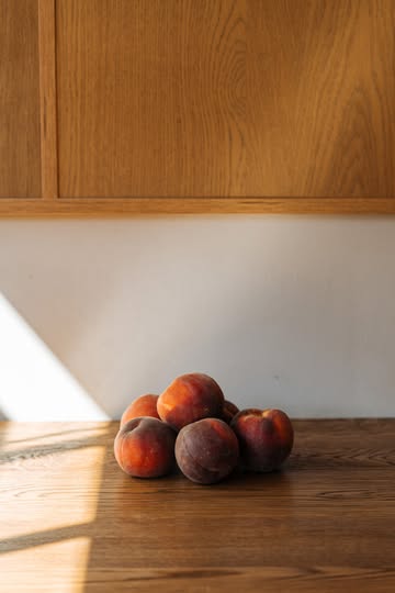 Geef Carl een paar 𝗻𝗲𝗰𝘁𝗮𝗿𝗶𝗻𝗲𝘀 en je krijgt ze nét iets beter terug. ;-)

Ⓙ Op je bord? Ricotta ijs, perzik granité, vijgenblad olie

Carl kan trouwens nog wat extra handen gebruiken om hem te helpen bij z'n creaties. We zoeken een extra keukenmedewerker én flexi's om ons team te versterken. Interesse? Stuur ons een berichtje!
