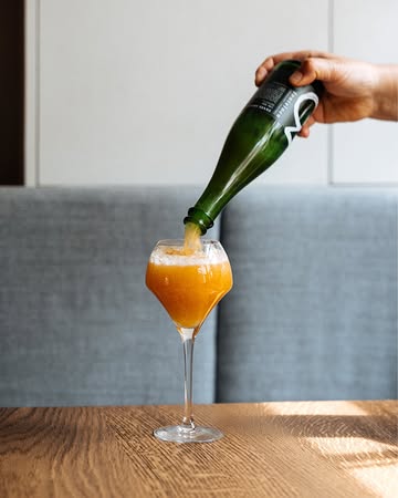 Schenken we nog eens bij? Domme vraag, eigenlijk. 𝗢𝘂𝗱𝗲 𝗚𝗲𝘂𝘇𝗲 is dan ook geen gewoon pintje. Een blend van spontaan vergiste lambieken van verschillende leeftijden, gerijpt op houten vaten en daarna opnieuw tot leven gebracht op fles.

 𝐉 Santé!