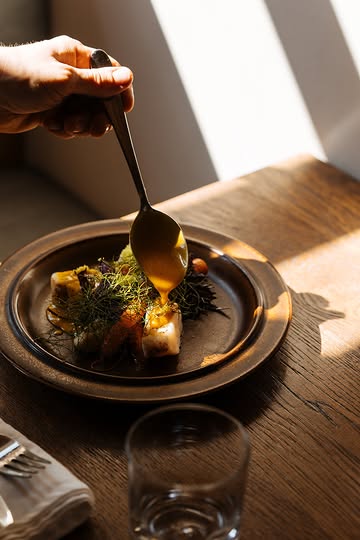 De zon weet wat ze moet uitlichten. ;-)

Ⓙ Op je bord? Gegrilde lotte, wortel, beurre blanc