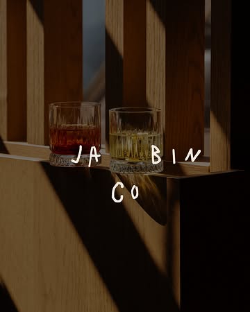 Maandag. Een uitstekende dag om te aperitieven, als ge het ons vraagt. ;-) Sinds onze terugkomst uit verlof brachten we een kleine schwung in onze openingsuren. Vanaf nu zijn we geopend op maandag, dinsdag, vrijdag & zaterdag.

Aan tafel?
➪ Predikherenstraat 13, Brugge