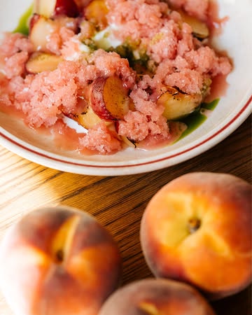 De laatste nectarines van het seizoen smaken altijd nét iets beter. Nog tot eind september kunnen we ervan profiteren. Dus zolang het seizoen duurt, doen wij ermee wat we het liefst doen: iets lekkers van maken.

𝐉 Lepeltje?