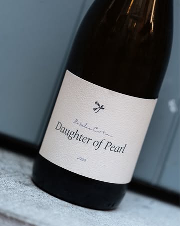 Geen doorsnee Riesling, deze. Druiven van leisteenbodem in de Mosel, met de voeten getreden, spontaan vergist en daarna ruim twee jaar op hout.

De naam? Daughter of Pearl.
De oplage? Héél klein.
De fles? Staat bij ons. ;-)