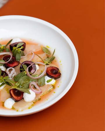 🐟 + 🍒, klinkt misschien niet als de meest voor de hand liggende combinatie, tot je je eerste hap neemt. ;-)

Ⓙ Op je bord? Crudo van hamachi, Leche de tigre & kers