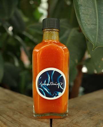 🔥 Nouveau partenaire pour Chaud Boulette : @fermenthingsbe

Derrière Fermenthings, il y a Yannick, passionné de fermentation.
Il redonne vie à des techniques anciennes pour créer des produits vivants, pleins de caractère : sauces fermentées, kimchi, condiments, pickles… toujours avec une vraie profondeur de goût.

Mais pour @chaud.boulette , il est allé encore plus loin.

Il va préparer une édition limitée, inspirée d’une recette bruxelloise presque oubliée : lla sauce des rock & roll ballekes.
Une spécialité de la rue de Ransfort, entre les année 50 et 70, une époque où les nuits finissaient devant une petite fenêtre, avec des boulettes bien relevées à emporter.

Une sauce piquante, pleine d’histoire, transmise par son parrain… et revisitée pour l’occasion.

Et le plus beau ?
Elle sera offerte à tous nos jurés, public et professionnels, dans les goodie bags.

Une vraie création, pensée pour Chaud Boulette. Et clairement, une sauce qui ne passera pas inaperçue

——————

🔥 Nieuwe partner voor Chaud Boulette: @fermenthingsbe

Achter Fermenthings zit Yannick, gepassioneerd door fermentatie.
Hij blaast oude technieken nieuw leven in en maakt producten met karakter: gefermenteerde sauzen, kimchi, condiments, pickles… altijd met een mooie diepgang in smaak.

Maar voor @chaud.boulette gaat hij nog een stap verder.

Hij maakt een limited edition, geïnspireerd op een bijna vergeten Brusselse klassieker: de saus van de rock & roll ballekes.
Een specialiteit uit de Ransfortstraat, tussen de jaren ’50 en ’70, toen nachten eindigden aan een klein venster, met pittige ballekes om mee naar huis te nemen.

Een pikante saus, vol geschiedenis, doorgegeven door zijn peter… en speciaal herwerkt voor deze gelegenheid.

En het mooiste?
Die zit in de goodie bags voor al onze juryleden, zowel publiek als professioneel.

Een echte creatie, speciaal voor Chaud Boulette. En duidelijk een saus die niet onopgemerkt zal blijven.