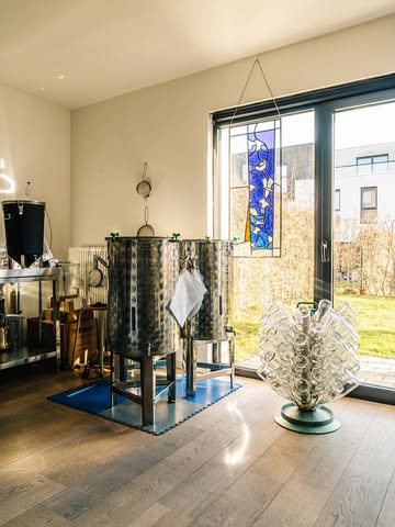 Ciao Berthe Springaelstraat ❤️

U was meer dan goed. Dankbaar voor veel mooie momenten, herinneringen en brouwsels. Die kleine harige collega die bij elke klant de show stal, zullen we wel missen, maar wie weet wat het nieuwe Meulestede hier wel niet allemaal doet binnenwaaien.

Vanaf nu te vinden in het gezellige @werksteeg voor hopelijk nog veel meer kombucha, leuke samenwerkingen, wijze babbels en nog veel meer.

Tot in Meulestede bitses x