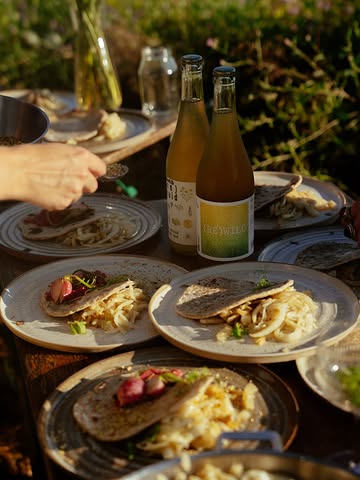 Een tijde geleden kreeg ik de kans om nog eens met de kruiden van @on_kruid.be aan de slag te gaan 🌿

Samen met Loick van @lovulum & (on)kruid ontwikkelde we twee kombucha’s. Één op basis van hun frisse Refresh thee. Een kombucha met veel munt en groene wilde kruiden. Easy going en heel verfrissend 🧃

Alsook een bloemige kombucha op basis van kamille, paardenbloem, citroenmelisse, brandnetel en duizendblad. Iets complexer, met veel kamille op de voorgrond en een zachte kruidigheid.

Altijd wijs om met zo’n leuke ingrediënten aan de slag te gaan. Een dikke merci @on_kruid.be voor het vertrouwen en de leuke samenwerking 💚

Supergoeie foto’s door @lauradetremmerie op een onkruid veldetentje x