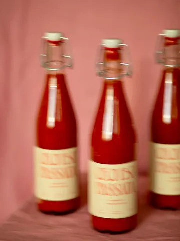 Specialty passata.
New bottles.
Same sunshine.

Gift them. Cook with them.
Love them. 🍅

Available at our partners & passata.be

@mondedesmillecouleurs , @de_blauwe_spie @fermenthingsbe , @schapenmelkerij_bosschelle , @nieuwevaart
📷 @liesengelenphotography