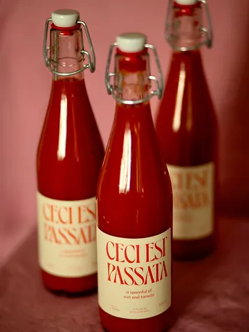 Pure tomatoes.
Pure flavour.
Pure simplicity.

Sunshine in a bottle. 🍅✨
Available at our partners & passata.be

#passata #tomato #seasonal