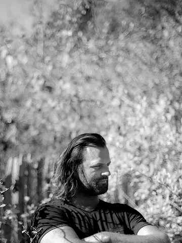 A quiet connection between @willemhiele and our farmers @de_blauwe_spie, @mondedesmillecouleurs

It begins in the soil. Vegetables are grown with patience, respect and attention — given the time to develop their full character. No rush. No shortcuts.

Willem works in the same way. In his restaurant, he seeks the original strength of ingredients — their depth, nuance and pure energy.

What connects them is more than flavour. It is a shared philosophy: silence, stillness, and allowing things to be exactly what they are.

From this vision comes the collaboration around ceci est passata, with Willem standing behind it as an ambassador — not out of strategy, but out of recognition.

Win a dinner @restaurant_willemhiele : www.passata.be/product-page/willem-hiele-12-x-500-gr

📷: @equinoxlightphoto
@eatmosphere_ @ceciestpassata