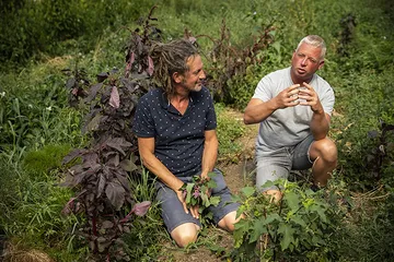 It starts in the soil.

At @de_blauwe_spie & @mondedesmillecouleurs vegetables are grown with patience and respect for natural rhythms.

No shortcuts. Just time and living soil.
This is where ceci est passata begins.

To celebrate this connection, we release 50 special packs.
In one of them, a golden bottle is hidden.
Find it — and win a dinner for two at @restaurant_willemhiele (€470).

✨ 1 chance in 50
→ Order via link in bio

📷 1-3: @ellenvandenbouwhuysen
4: @liesengelenphotography