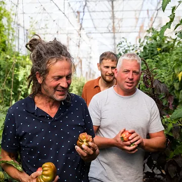 Quelque part dans un champ, la récolte a déjà commencé.
Le nouveau millésime is on its way. 🍅

Mange des tomates, mon amour. Pre-order on www.passata.be/shop