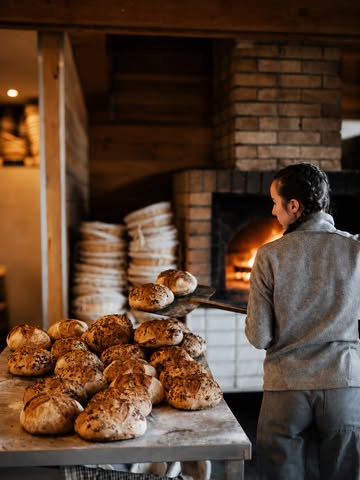 Il y a des décisions que l’on repousse longtemps.

Aujourd'hui, nous devons vous annoncer que la boulangerie Hors-Champs fermera ses portes le 30 août 2026.

Il faut nous rendre à l'évidence, il n'est plus possible de trouver un équilibre entre le travail de qualité que nous souhaitons défendre (avec de bons produits, des méthodes de fabrication authentiques et le temps nécessaire pour bien faire les choses) et une activité économiquement viable pour la boulangerie.

C'est une décision difficile, mais nécessaire pour continuer à faire avancer Hors-Champs dans son ensemble.

Une pensée toute particulière pour Chloé, notre boulangère, qui a porté ce projet avec passion, talent et un engagement sans faille pendant plusieurs années.

Une chose est certaine : le pain reste au cœur de notre cuisine. Pour Stefan, il a toujours été bien plus qu'un accompagnement. Nous continuerons donc à fabriquer notre pain pour le restaurant, avec la même exigence et le même plaisir.

Quant à cet espace qui a fait vivre tant de beaux moments, rien n'est encore écrit. Et qui sait… nous trouverons peut-être un jour la formule qui permettra de lui redonner vie autrement. Avis aux amateurs ;)

D’ici là, la boulangerie restera ouverte tous le mois d’août, à l’exception du week-end du 15 août. Si vous souhaitez venir une dernière fois chercher votre pain, partager un café ou simplement passer nous dire bonjour, nous serons heureux de vous accueillir.

Merci du fond du cœur.

Stefan, Aurélie et toute l’équipe de Hors-Champs 🤍