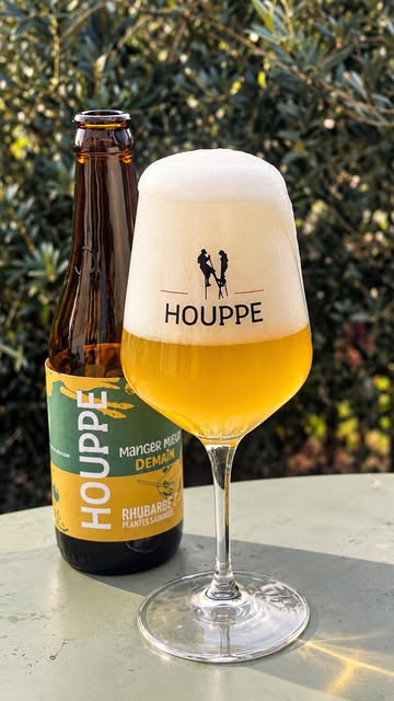 Créer une bière, c’est créer un symbole.

Tout est parti d’une idée un peu originale avec la @brasseriehouppe : et si on créait ensemble la bière de @manger_mieux_demain ?

On a imaginé la recette avec les chefs participants, puis on s’est retrouvés pour une cueillette collective de plantes sauvages.

De ces échanges est née une bière à la rhubarbe, au laurier et aux plantes sauvages 🍻

Et finalement, cette bière raconte assez bien l’esprit de Manger Mieux Demain : se rencontrer, partager nos savoir-faire et créer quelque chose ensemble, avec du goût, du sens et du plaisir.

Un immense merci aux chefs et à la Brasserie de la Houppe d’avoir donné vie à cette idée.

En plus elle est bonne ! 😅

Rendez-vous le week-end prochain pour la découvrir en avant première 🍻