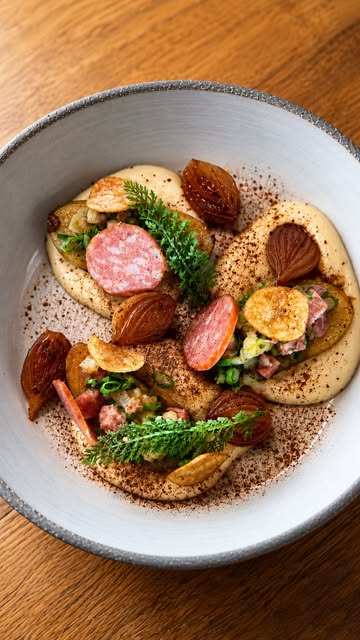 Cette semaine, le chef revisite la Touffaye pour faire découvrir à Mathis les produits de nos régions!

Une recette imaginée autour de deux produits emblématiques de Wallonie : la Plate de Florenville IGP et le Saucisson Gaumais IGP.

Dans le cadre de la campagne EUROFOODART, Stefan sera présent au @sial.paris pour un cooking show aux côtés du chef français @julienduboue le 19 octobre. Il y présentera sa Touffaye revisiter, choisie pour mettre à l’honneur les produits AOP et IGP de Wallonie, si la recette est validée par Mathis ;)

Les dégustations des produits @aopigpdewallonie en magasin se poursuivent encore cette semaine. Toutes les dates et les points de vente sont à retrouver sur le site EUROFOODART.

#EnjoyitsfromEurope
#EuroFoodArt
#AOPIGP