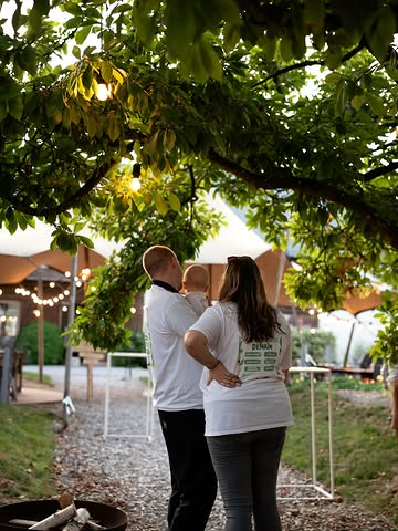 Vous avez été près de 900 à franchir les portes de Hors-Champs ce week-end pour la deuxième édition de Manger Mieux Demain. Et pour ça, un immense merci🌱

Pendant trois jours, le festival a réuni producteurs locaux, artisans, chefs, passionnés et curieux autour d’une même envie : découvrir, goûter, apprendre, échanger… et surtout réfléchir ensemble à une alimentation plus locale, plus durable et plus consciente.

Au-delà des dégustations, des ateliers et des conférences, ce que nous retenons surtout, ce sont les rencontres et les liens qui se sont créés. Entre producteurs et chefs, avec nos partenaires, mais aussi avec vous, si nombreux à être venus partager ces moments avec nous.

Nous ressortons de ce week-end avec beaucoup d’idées, de nouvelles connexions et surtout une motivation encore plus forte pour la suite.
Parce que Manger Mieux Demain ne s’arrête pas à un festival de trois jours. En 2027, nous avons envie de faire vivre cette dynamique tout au long de l’année, à travers de nouvelles rencontres et activités autour du local, du durable et de celles et ceux qui font vivre notre territoire.

À notre échelle, nous continuerons à soutenir les producteurs locaux, créer des ponts entre les acteurs de notre région et défendre une manière de cuisiner et de consommer qui a du sens. Sans grands discours, mais avec des actions concrètes, des rencontres et beaucoup de partage.

Merci aux chefs, aux producteurs, aux intervenants, aux partenaires, et à notre équipe <3

Et surtout, merci à vous de faire partie de ce mouvement.
Manger mieux demain, ça commence aujourd’hui 🌿

Rendez-vous du 24 au 27 septembre 2027 !

📸 @septembre.atelier