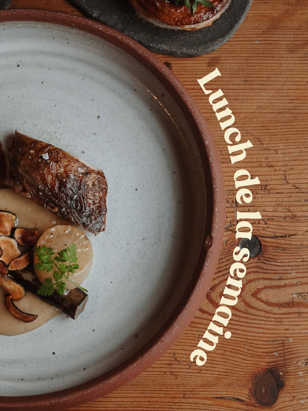 Le lunch de la semaine 🍽️

Saint-Jacques
Patate douce de chez @biok.be
Argousier du jardin

Échine de porc confite et laquée
Sauce choron revisitée
Salsifis & gnocchi

Dessert chocolaté
Glace au lait battu

Une cuisine de saison, entre produits locaux et récoltes du jardin.

Disponible jeudi et vendredi midi — 50€ / 3 services