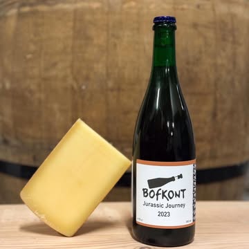 Afin de célébrer leur amitié et leur passion commune pour le Jura, @bofkontbeer & La Fruitière ont crée ce pack exclusif "Jurassic Journey" constitué d'une gueuze single barrel sélectionnée de paire avec une meule de comté choisie par Sam & Léo lors de leur visite des caves @etablissementsrivoirejacquemin !

Vous pouvez commander votre pack via le lien en bio
Retrait à la Fruitière uniquement les 4 & 5 Septembre. Aucun envoi, aucun arrangement de pick up possible. Proxy autorisé

📸 : @maurine.toussaint