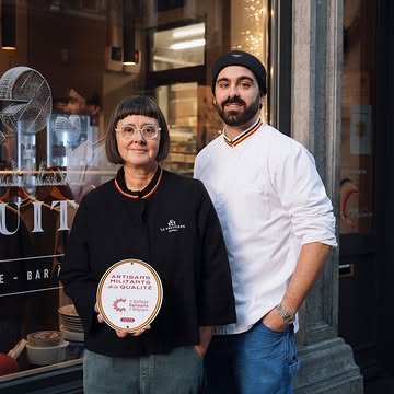 Tu te rêves crémier·ère – fromager·ère ?

Ça tombe bien, car nous recrutons sur plusieurs postes :

Poste en temps plein

Contrat : CDI ou CDD jusqu’en février (à convenir).
Horaires : 2 jours consécutifs de repos par semaine et travail possible en 4 jours/semaine.

Un aperçu du quotidien en boutique ?

Réception des fromages, affinage, mise en place du rayon, créations fromagères, plateaux-repas ou apéritifs, préparation des commandes professionnelles, vente et encaissement, service à table dans notre bar à fromage… On ne s’ennuie jamais, et les tâches sont variées !

Tu prendras une part active au développement de notre entreprise à travers nos différents canaux :

La boutique,
L’événementiel (festivals, salons, collaborations, partenariats),
Le e-shop,
Le bar à fromage.

Nous cherchons une personne :
Enthousiaste, volontaire et curieuse,
Dotée du sens de l’observation et du détail,
Proactive et commerçante.

Langues : Français et anglais minimum. Le néerlandais est un grand plus, et toute autre langue est la bienvenue dans notre centre-ville cosmopolite.

Expérience : Une première expérience en HORECA, en commerce de détail ou en fromagerie est souhaitée.

Postes pour étudiant·es

Disponibilité : Le samedi, durant les vacances scolaires et éventuellement un jour par semaine en plus.

Prérequis : Sens du contact, enthousiasme et envie de bien faire. Pour le reste, vous apprendrez avec nous !

Contact : Envoyez votre CV et une lettre de motivation à hello@lafruitiere.brussels.