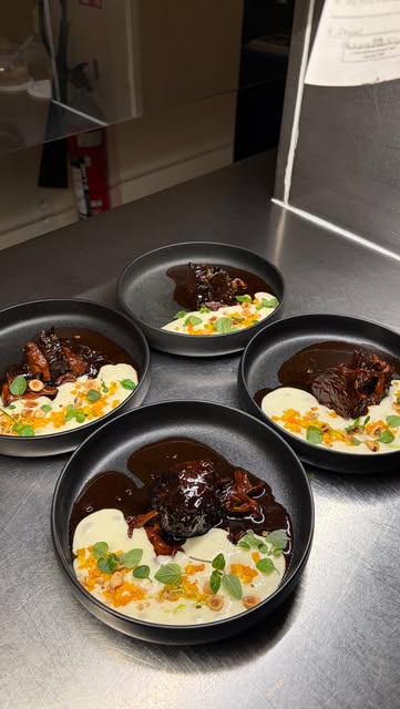 • Nieuw hoofdgerechtje •
Rundswang, girolles, mousseline aardappel, hazelnoot & pompoen #puurgent #stadgent #gaultmillau #visitgent