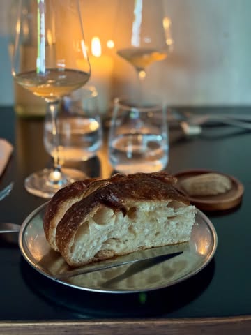 Goed eten gaat over zoveel meer dan wat er op je bord ligt. Het gaat om de glimlach aan tafel en de herinneringen die je samen maakt.

Dat is precies wat we hebben ervaren bij Soixante. Een keuken geworteld in de Poolse tradities van chef Jakub, met een speelse, eigentijdse twist. Gekookt met de seizoenen en de mooiste lokale, veelal biologische ingrediënten.

Alles draait hier om drie dingen: smaak zonder compromis, kwaliteit zonder twijfel en gastvrijheid recht uit het hart.

Dankjewel Jakub voor een avond vol smaak en Marlies voor het fijne gezelschap.

Poolse kippensoep met wilde knoflookolie
Koolrabidumpling & seizoens-tartelette
Focaccia met “Cebularz”-boter
Tomaat, haring, zwarte bessen
Zeelandkreeft, gele biet, shiso
Kaszotto, basilicumpesto, makreel
Pierogi, aardappel, Antonius-kaviaar
Kamper lam, courgettebloem
Pasta met aardbeien

#soixante #soixanteanwerp #antwerpen #antwerp #antwerpfood