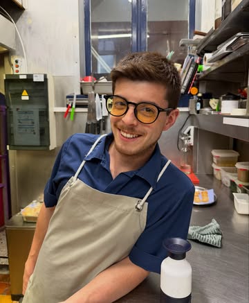 Meet the man. The legend. Diogo. 💙

Diogo joined the team last September, and it honestly feels like he’s been part of the family for much longer. From day one, he brought incredible energy, experience, and a smile that made every service better. We clicked straight away.

Today is his last service.

Thank you for everything you’ve brought to Soixante: for your commitment, your passion, your hard work, and all the laughs we’ve shared.
Porto, you’re getting a diamond back.

Good luck with your next project. We’re already counting the days until we cook together again.

Once Soixante, forever Soixante.
💙