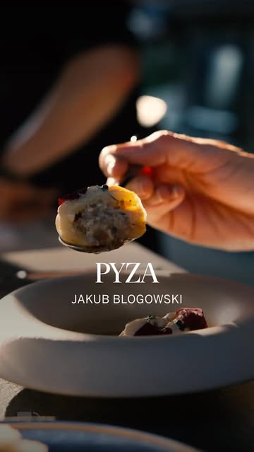 An ode to Polish cuisine. @chef_kubulewski signature pyza with smoked eel and champignons, beautifully plated. 🥟 And really delicious.

Advertising | Invited by Soixante ✨

📷 @adriaanvanlooy

#hungryformore #soixante #finedining #gastronomy