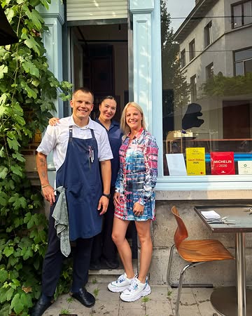 De Poolse keuken? Voor ons nog behoorlijk onbekend terrein. 🇵🇱✨

Precies daarom waren we benieuwd naar @soixante.antwerp in Antwerpen. Chef Kuba vertrekt er vanuit de smaken en tradities waarmee hij zelf opgroeide. Lokale producten brengt hij samen met zijn Poolse roots en herinneringen.

Wat we vooral mooi vonden, was hoe persoonlijk die kennismaking werd. Kuba kwam regelmatig zelf aan tafel, vertelde over zijn gerechten en liet ons proeven van smaken die voor hem vertrouwd zijn en voor ons helemaal nieuw. Ook de warme ontvangst en begeleiding doorheen de avond maakten daar deel van uit. 🥂

In het warme interieur, met de keuken altijd dichtbij, leerden we zo gerecht na gerecht het verhaal achter @soixante.antwerp kennen.

En misschien is dat precies wat we hier kwamen zoeken: een keuken die voor ons nieuw was, verteld door iemand voor wie ze heel vertrouwd voelt. 🇵🇱❤️