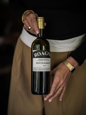 Roagna, Montemarzino (2018) 🍇⁠
⁠
An exceptional, complex white wine crafted from the native Timorasso grape in Piedmont, Italy.⁠
⁠
Features distinctive notes of sage, lemon curd, honeysuckle, pear, and mature apricot, balanced by a creamy texture and sharp, vibrant acidity.