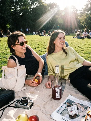 6PM
Sun out.

SHWUNG cold in the fridge.
Grab a bottle, head to the park, and let the evening stretch its legs.

Zero alcohol.
Maximum golden hour.