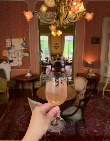 Mijn mama kwam met een hoop rabarber uit de tuin af.
Et voila! Onze huisgemaakte rabarber spritz!
Met spuhmantay (alcoholvrij) of met cava. 👌🏻