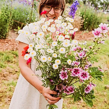 Lieve vrouwen,

Ik mag jullie opnieuw uitnodigen. Voor een zomerse dag, vol verbinding en vrouw zijn, vol vrouwelijke energie, vol kleur tussen de bloemen, vol voedend lekkers. Gewoon 'vol', heel, harmonieus, warm.

🌸🏵🌺

Zaterdag 29/8 - 10u tot 16u in Diest bij @_stuif_
Dagprogramma inclusief hapjes, tapjes en lunch

🌸🏵🌺

Voel je het?
Roept het je?
Twijfel je?

Meer info via de link in bio, of heel graag via een 1-1 berichtje hier of in de whats app.

Inschrijven kan eveneens via link in bio.
Beperkte plaatsen om echte gedragenheid te creëren.

Mijn hart wordt er nu al warm van! ❤️

Ik zie jullie heel graag daar!
Alle liefs 😘

Dankje om me te ontvangen @_stuif_ 💛
Dankje voor de 📸 @lumierephotography 💛

#vrouwen #retreat #zomer #voelen #openhart