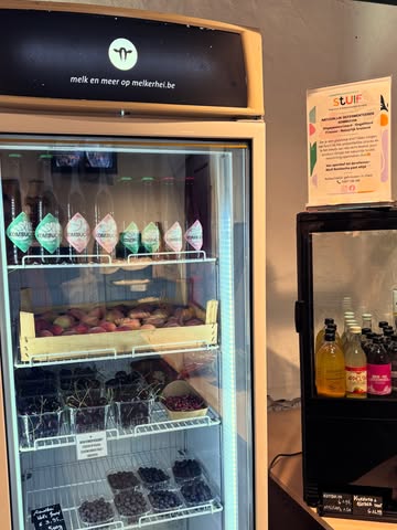 Nieuwe samenwerking! 🥳

Vanaf nu vind je Stuif Kombucha ook bij @chezmemehoevewinkel in Neerlinter.

Ik ben superblij dat Stuif hier een plekje heeft gekregen! Het is een winkel waar liefde voor lokale en ambachtelijke producten centraal staat. Een toffe match met @_stuif_ 🤗

Chez Meme is een @kortomLeuven-winkel vol heerlijke korteketenproducten en eigen zuivelproducten van @melkerhei: kaas, yoghurt, verse rauwe melk, goei boter, rijstpap, …

Echt een aanrader om eens binnen te springen. Het voelt alsof je de living van de bomma binnenstapt. 💛