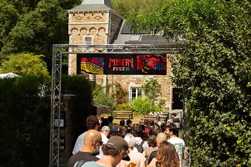 Jour 1

Misery Fest 2026

Mais quel week-end d’anthologie vous nous avez offert là !

À l’heure où vous lisez ces lignes, on continue de ranger et de nettoyer, le cœur rempli de tout l’amour que vous nous avez donné.
@daevargram a ouvert le festival avec un concert aérien et efficace, @motherscakemusic a retourné le parking. Quel groupe de live !

Pour finir la journée, @iguanadeathcult a littéralement réussi à créer une transe collective. C’était bien délirant

Le dimanche, @margarettchatcheuse nous a offert un concert drôle et enjoué avant de laisser la place aux Londoniens de @thelunareffect qui, bien inspirés par Black Sabbath, nous ont transportés 50 ans en arrière. Magnifique

Pour finir, il faut une tête d’affiche. Et il était évident que ça serait lui et personne d’autre. C’était SA journée et on a tous vu ce qui s’est passé ici. Les dieux du rock’n’roll ont créé Laurie Wright. @lauriewright est une rockstar totale, il raconte l’histoire du rock anglais accompagné d’un groupe génial. Le mec est une machine à sourire, il sait tout faire et il a rappelé, s’il le fallait, à tous, que les Anglais font ça mieux que personne

En parlant d’Anglais, nos amis de Verdant Brewing nous ont régalés, Clément le brasseur de Popihn était aussi bon que ses bières, nos frères d’armes de la brasserie de l’Ermitage étaient forcément de la partie parce que c’est comme ça qu’on passe un week-end réussi.
Vous avez mangé chez Sophie et Nicolas, nos voisins, amis et notre source d’inspiration au quotidien. Vous avez aussi défoncé les burgers de Kitsune qui, assurément, valent un trajet à Bruxelles à eux seuls

Tout cela ne serait naturellement pas possible sans le soutien de la commune d’Aywaille, celui de nos sponsors, de notre équipe, de nos voisins qui vous logent chez eux ou dans les jardins, et de nos infatigables bénévoles !

Nos bénévoles sont les meilleurs à tous les niveaux et ils méritent un festival à la hauteur de leurs talents

Et vous, les festivaliers, vous êtes une c