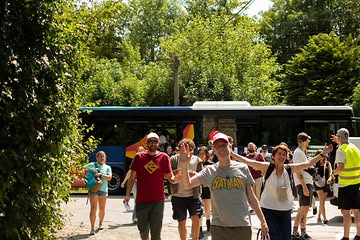 Hey to all the volunteers!

Sans eux rien ne serait possible. Ils et elles travaillent depuis des mois comme chaque année

Ils avaient sûrement tous mieux à faire que de s'occuper d'un parking, d'une navette, d'une toilette bouchée ou d'un bobo à la tête

Vous êtes les meilleurs