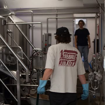 C’est enfin vendredi !

Quelle sacrée semaine dans les entrailles du manoir. On a brassé notre délicieuse Bitter Ale au Earl Grey, de la Salem IPA, de l’Arcanum Double West Coast IPA… et surtout la Tonnerre de Brest Dbl Imp Pastry Stout. Ce monstre, c’est purement une idée sortie de l’infini. Long à brasser, clairement pas recommandé par la médecine, mais de toute évidence vous êtes prêts à vendre un rein pour ce caramel beurre salé

Aujourd’hui on nettoie le champ de bataille, on s'occupe du jardin et on remplit les frigos

In the Fridge ❄️
Bisutoro Sour Ale
Oamaru New Zealand IPA
Animal Farmhouse
SandCastle Pastry Sour
John Porter
Bellem DIPA
Arcanum Double West Coast IPA
Albion Triple DDH IPA
Mensa Bière de Table

Saison Sauvage 2026 75cl
Barik Beer Club x Misery Co.
Saison Lambic 2025 75cl
───
Au manoir toute la semaine, des cans, des bouteilles, des fromages, des charcuteries locales à déguster sur place. Et le week-end, encore plus de crapuleuses gourmandises

Kegs for your Bar: Hello@miserybeerco.be
Menu du manoir: miserybeerco.be/menu
Sleep at the Manoir de Harzé Bed & Beer by Misery Co. Airbnb.com/h/misery

À tantôt