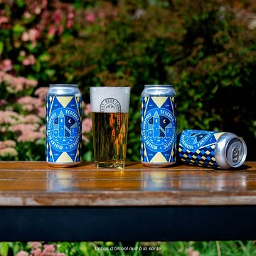 OKTOBERFEST AT THE MANOR 2026

Ce samedi 26 septembre

Ici, on ne force personne à lever le coude.
On ne demande pas non plus de se transformer en carte postale bavaroise.
Juste une journée où le nectar allemand coule au cask, où le bretzel est encore chaud et artisanal, et où les currywursts accompagnées des frites BIO et des sauces maison du Foodtruck @le.patatruck vous attendent

Deux releases spéciales pour l’occasion

Perfektenschlag
Festbier 6°
Une lager allemande qui frappe par sa force maltée bien dosée et son discret accent de houblon. C’est l’incarnation de la buvabilité : chaque gorgée est parfaitement équilibrée et donne immédiatement envie de recommencer. Les malts allemands sont ici à l’honneur

Lichtenhainer
Smoked Sour
Peu alcoolisée, elle se distingue par un fumé agréable et une acidité légère, le tout sans amertume. Une boisson complexe et désaltérante où le malt s’efface pour laisser place à son caractère fumé et acidulé unique

À samedi