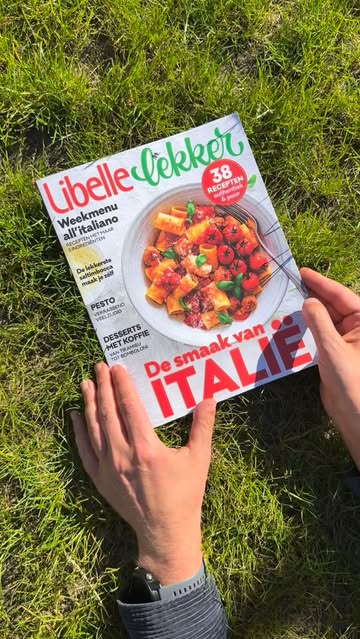 Met liefde gemaakt — en dat voel en proef je.
Supermooi om ons verhaal van ceci est passata te zien in Libelle Lekker.
Dankjewel aan de boeren die dit mogelijk maken:
Dries Delanote (Le Monde des Mille Couleurs) en Mattias Plaetevoet (De Blauwe Spie). Jullie heerlijke tomaten zijn de basis van alles.
En een warme merci aan journalist Marlies Beckers voor het zorgvuldige verhaal, en fotografe Ellen van den Bouwhuysen voor de beelden die perfect vatten waar het om draait: verbinding, smaak en eerlijkheid.
Elke tomaat smaakt anders.
En die smaak stoppen wij in een flesje #passata #vanboertotbord #seizoensgebonden #korteketen #metliefdegemaakt
