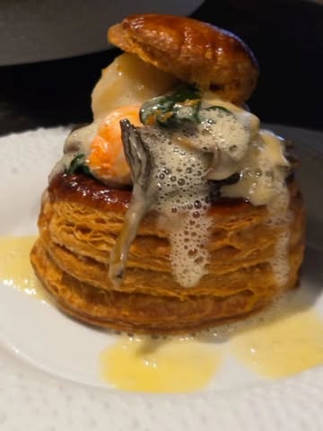 Onze laatste week voor de feestdagen met een bouchée crustacés gesmolten spinazie en chanterelle jaune, tarte bourdalou a partager en prachtige chapons, pintades en poulardes enroulée.
Fijne feesten🎄