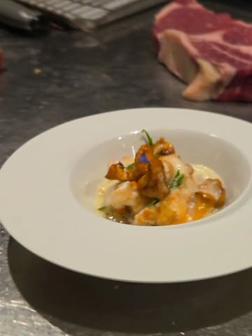 Derde week terug open na een zalige zomervakantie, en hier nog altijd een beetje zomer op het bord.

Met girolles de montagne en langoustines, rouget met grassoise, feuilletée met de laatste aardbeien en sole véronique.