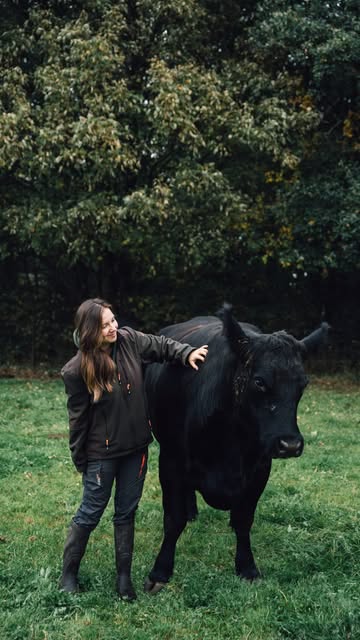 Élever en bio, c’est un engagement quotidien.
Rotations de cultures, pâturage tournant, respect de la biodiversité et des animaux… Astrid, notre éleveuse partage ses pratiques et les réalités d’un élevage engagé dans une agriculture biologique.
Une certification bio, au service du vivant.

#semainebio #semainebio2026 #Biowallonie #bioweek