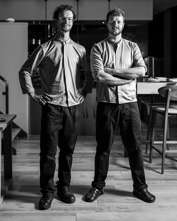 Deux chefs, deux amis, deux parcours qui se sont croisés à l'école hôtelière de Namur avant de se retrouver ici, dans leur région d'origine, avec une envie assez simple en apparence : cuisiner ce qui les entoure. Simple en apparence seulement — car chez Primitif, le retour aux sources n'a rien d'un retour en arrière. Il ne s'agit pas de reproduire une cuisine de terroir avec nostalgie, mais de regarder ce territoire autrement, de comprendre ce qu'il peut offrir et de le pousser jusqu'à l'assiette. Le jardin et le potager sont au cœur de cette démarche, avec des producteurs que les chefs connaissent personnellement.
.
.
.
.
#primitif #restaurantgedinne #gastronomieardenne #cuisineouverte #eatingbe