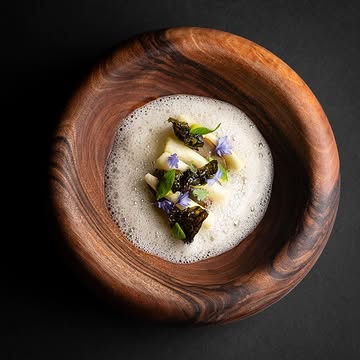 Le nom pourrait laisser croire à une cuisine brute, instinctive, presque rustique. Elle est en réalité beaucoup plus travaillée : les fermentations maison, les jus, les cuissons, les associations et les assaisonnements témoignent d'une vraie recherche. Mais la technique reste à sa place, elle n'a comme volonté que de servir le produit, jamais de lui voler la vedette. Primitif aime les produits locaux, mais refuse de les enfermer dans une définition étroite du terroir : une façon de ne jamais choisir entre la terre et le voyage.
.
.
.
.
#primitif #restaurantgedinne #gastronomieardenne #cuisineouverte #eatingbe
