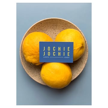 👋🏼
FEBRUARI loopt ten einde, dat wil zeggen:
de laatste week van onze vaste menu gaat in! Kom nog eens heerlijk genieten op woensdag, donderdag, vrijdag (bijna volzet) of zaterdag (bijna volzet) — vanaf €75 p.p.
Ah… en waar je de menu kan vinden? Nergens.
Je was er bij… of niet!

☀️ LUNCH — WO & ZA
Tijdens onze lunch kies je à la carte en mag je lekker delen. Of alles voor jezelf houden.
Keuze uit 🌱🐟🥩
•
Reserveer je tafeltje via www.jochie-jochie.com
•
Oja, onze visitekaartjes ruiken extra lekker deze week.

Doeeeeei 👋🏼
Fijne zondag!
X
De jochies
