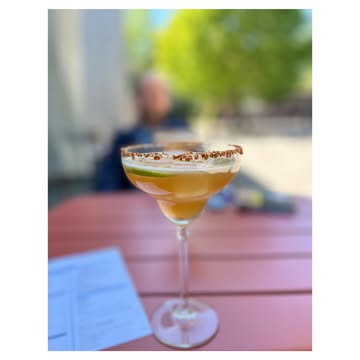 MARGARITA BABY!🔥
Lekker cocktailtjes slurpen, genieten van het zonnetje op ons terras en nadien smullen van onze heerlijke gerechtjes om te delen?
JAAAAAAAAA DAT KAN ALLEMAAL BIJ
DE JOCHIES 🫶🏼
——
LUNCH: WO & ZA
DINER: WO T/M ZATERDAG
📍LETTERKOUTER 6, 9620 ZOTTEGEM

ZA 9/5: gesloten wegens privéfeest
WO 13/5, DO 14/5, VR 15/5 en ZA 16/5: GESLOTEN wegens @dunkfestival op de site.
Wij gaan vlijtig koken op de postrock deuntjes voor de festivalgangers! ZIN IN!
LEEEEEEEEEET’S GO! 🤘🏼🤘🏼🤘🏼

#lunch #diner #cocktails #margarita #indevlaamseardennen