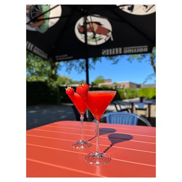 SOMBER DAGSKE,
DENK AAN EEN STRAWBERRYDAIQUIRIHIHIHI EN ALLES KOMT GOE!
OF NOG BETER, KOM ER EENTJE DRINKEN.
☀️☀️☀️
Open voor lunch om 12:00!
Nog plaats voor diner vanavond! Olé!
Reserveer een tafeltje via
www.jochie-jochie.com 🫶🏼

#strawberrydaiquiri #lunch #diner #zottegem