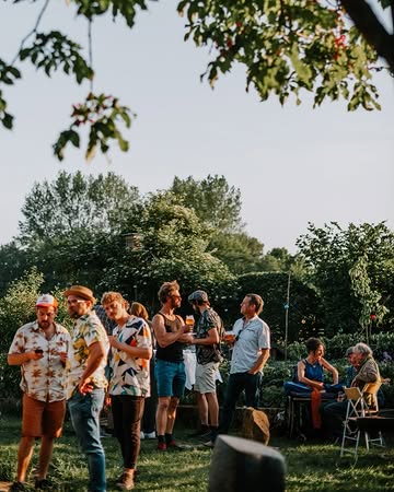 🌻 OOGSTFEEST BIJ DE KEUKENTAFEL 🌻

Op zondag 27 september vieren we onze rijkelijke oogst en maken we van de boerderij een gezellige namiddag vol muziek, drankjes, lekker eten en gezelligheid. 🥕🍷☀️

13u–15u — 🌾 Oogstbuffet met De Sjampetter & Seth van Petrichor

⚠️ Het oogstbuffet is ondertussen helemaal VOLZET.
Maar je bent van harte welkom om mee te komen genieten van de rest van de namiddag!

🌱 Open tuin en tentoonstelling — neem een kijkje op de boerderij en ontdek waar Jef Wynants het hele seizoen in de tuin aan werkt.

🎶 15u — Live muziek door Buckle Up Burnd

En doorlopend:

🍸 Cocktails door Robin van Astro Boy & Golden Gai
🍷 Wijn met Ellie van HOLASS
🍦 IJsjes van De Daalkouter
🥕 Workshops door De Junglekoks
🍻 Drankjes aan de Keukentafeltoog

Dus geen plekje aan tafel nodig om erbij te zijn —kom gewoon langs voor een drankje, muziekje, ijsje, wandeling door de tuin en vooral veel gezelligheid. 💛

📍 De Keukentafel, Oosterzele
🗓️ Zondag 27 september
⏰ Vanaf 14u vrije toegang

Tot dan? 🌻
Anna & Fien

@buckleupburnd @desjampetter @petrichor.gent @dejunglekoks @vandelanotterobin @holasswines @dedaalkouter
